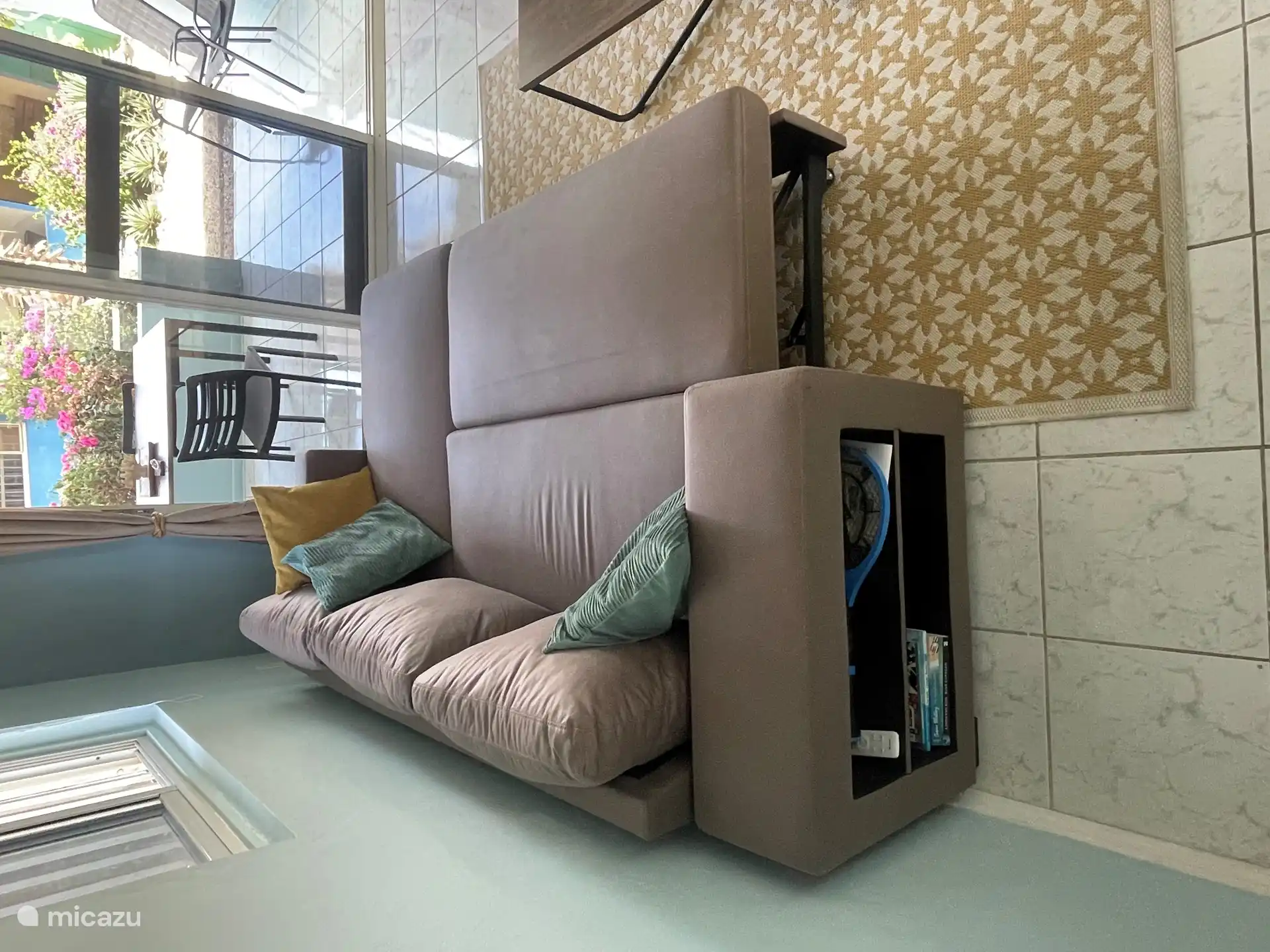 Amplio sofá cama en el salón 