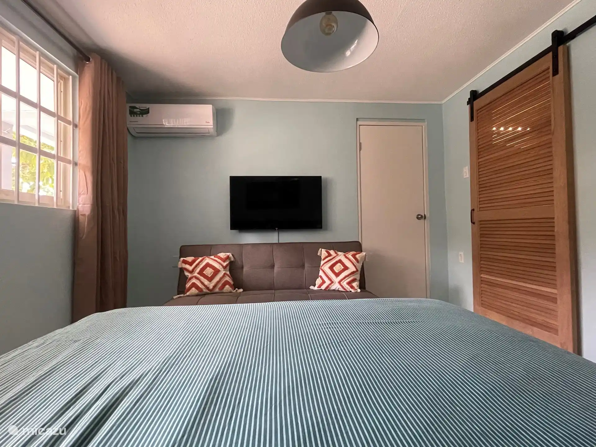 Smart TV vista desde la cama