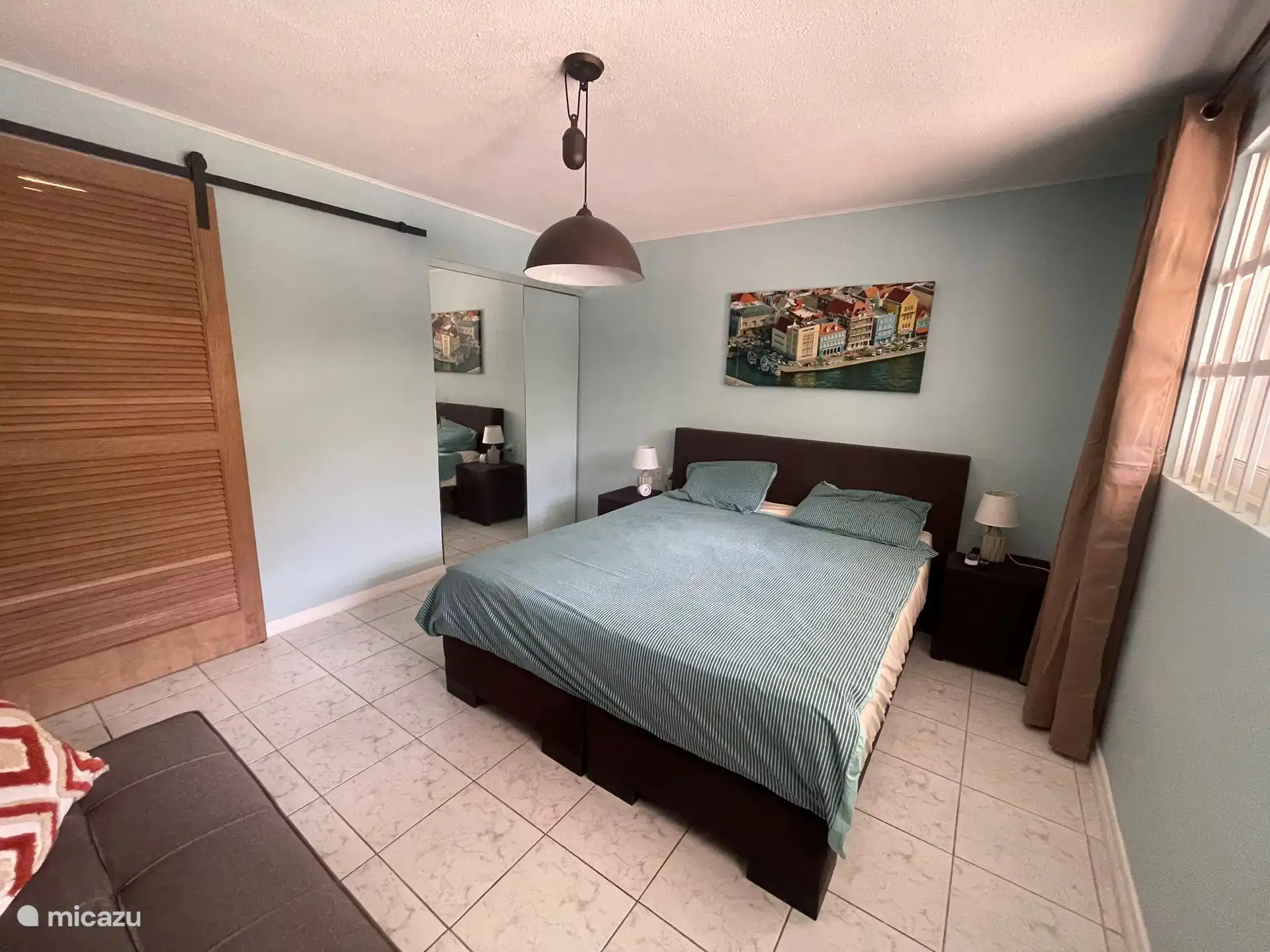 Dormitorio con cama con somier maravillosamente cómoda.