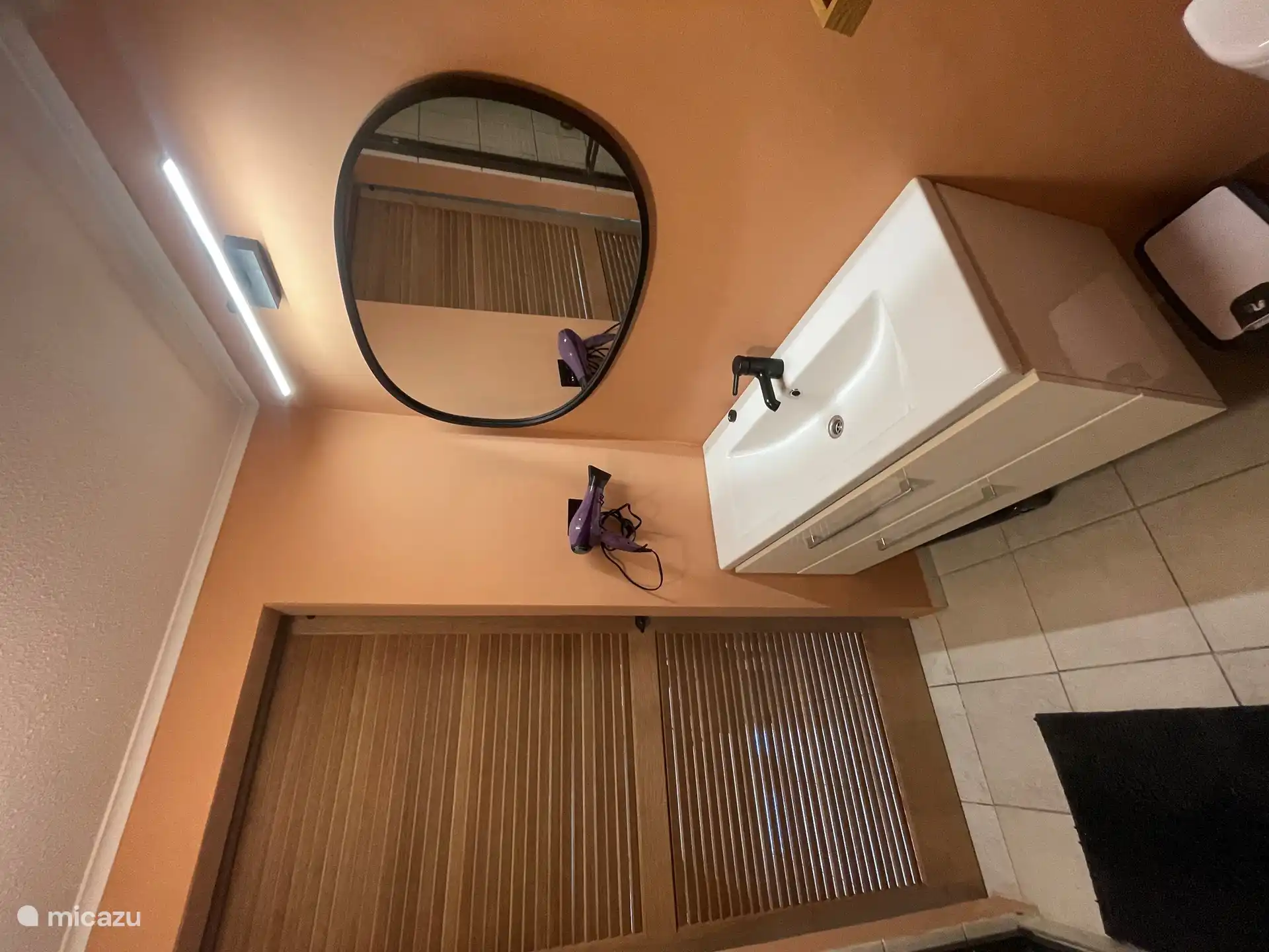 Espejo grande en el baño