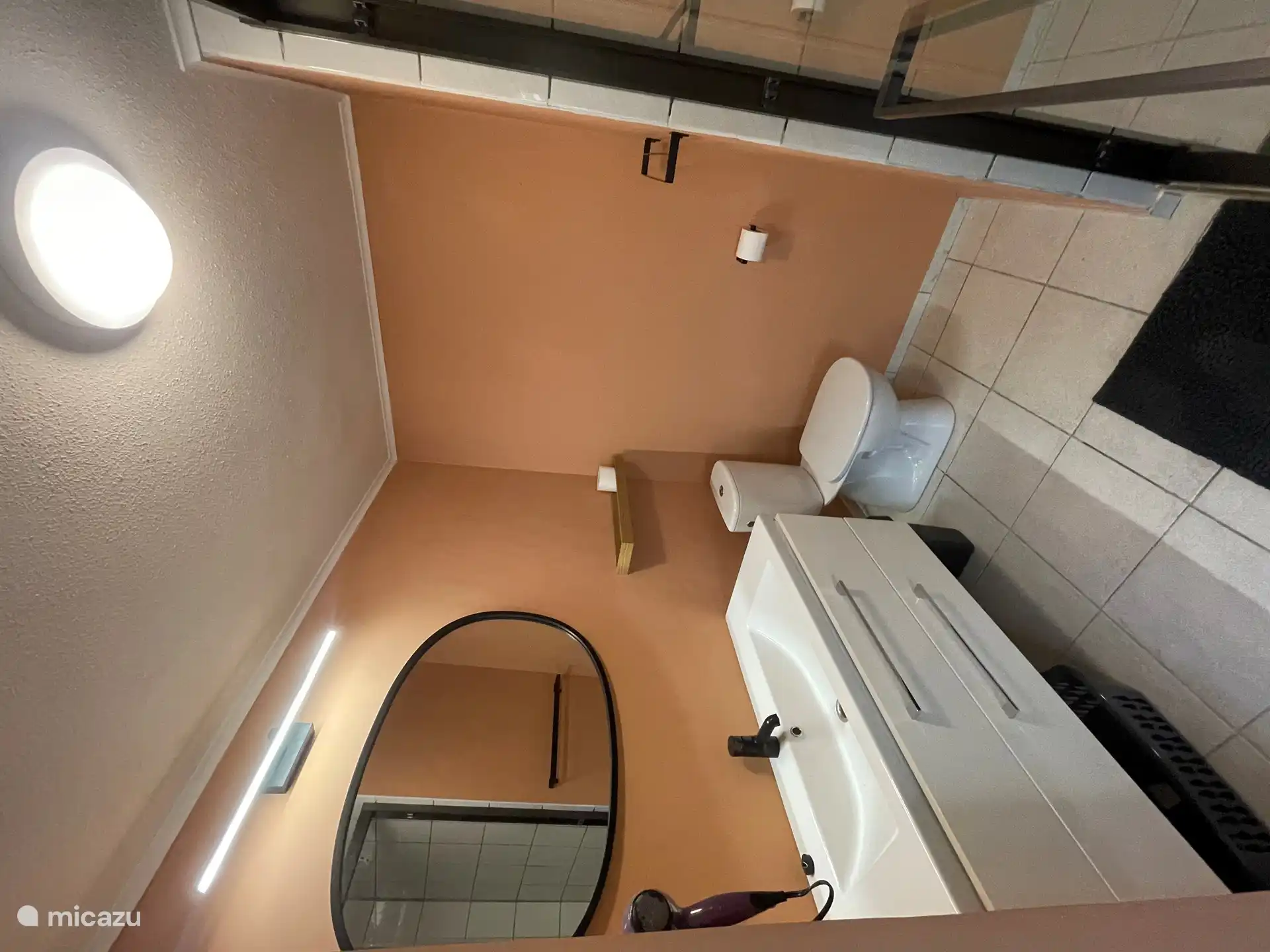 Amplio cuarto de baño con lavabo grande