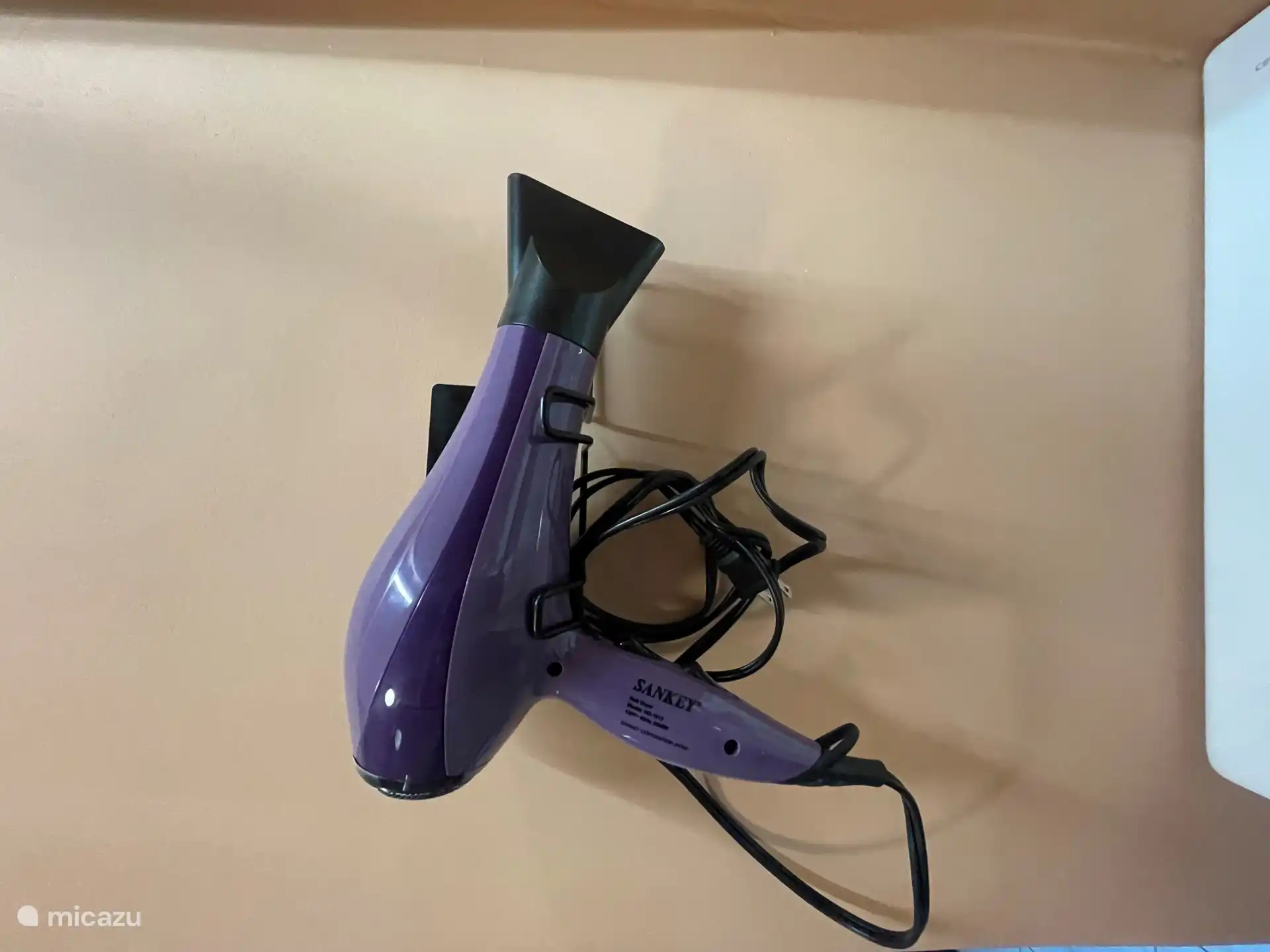 Secador de pelo en el baño