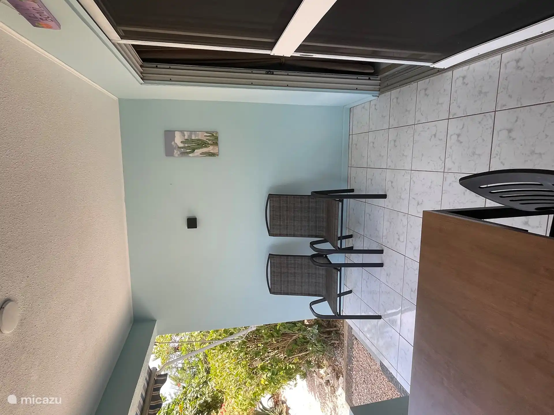 2 bonitas sillas de relax en la terraza