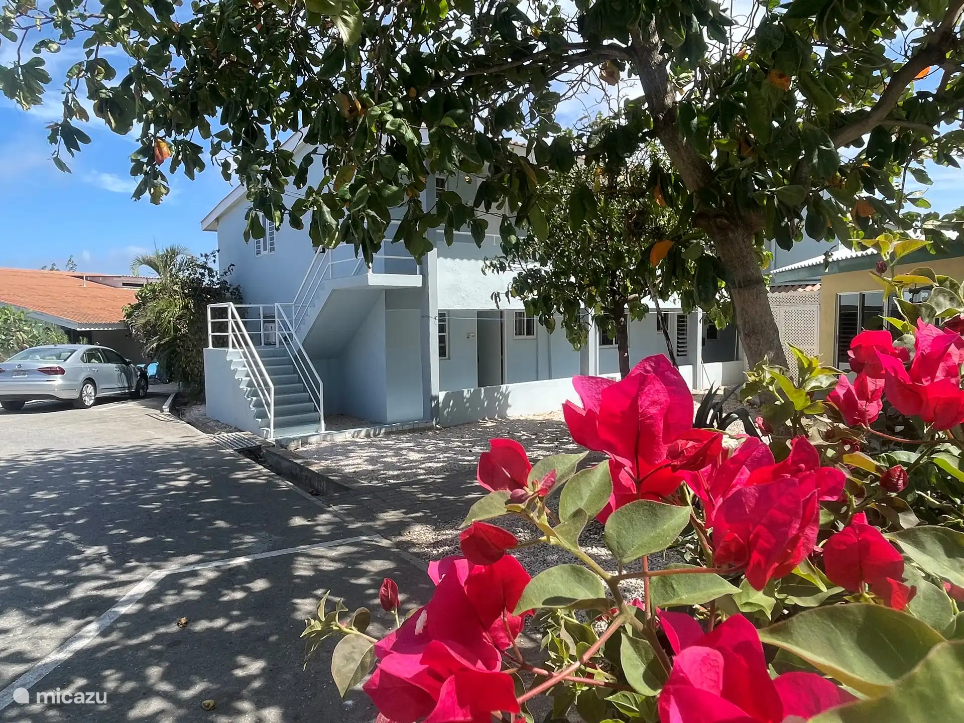 Vista frontal del apartamento. Directamente en el estacionamiento.