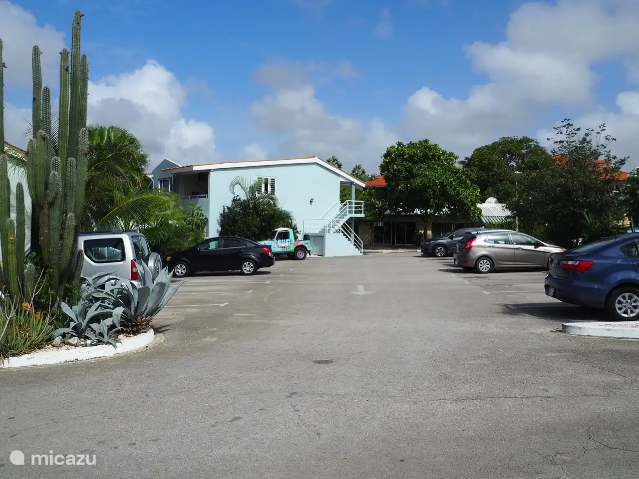 Estacionamiento con edificio de apartamentos relevante.