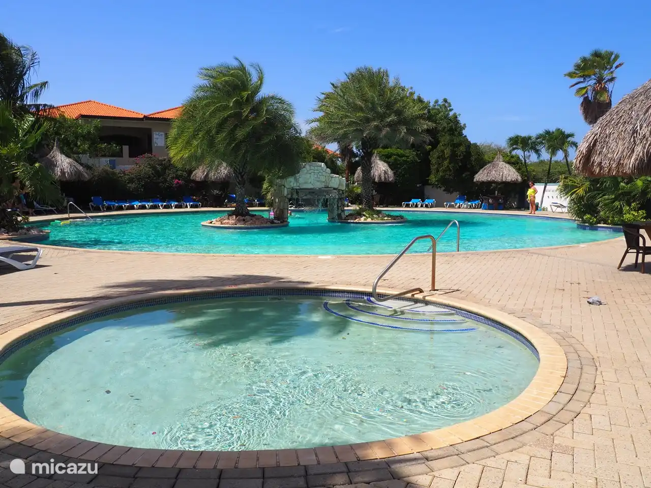 Hermosa piscina, bien mantenida con duchas e instalaciones sanitarias.