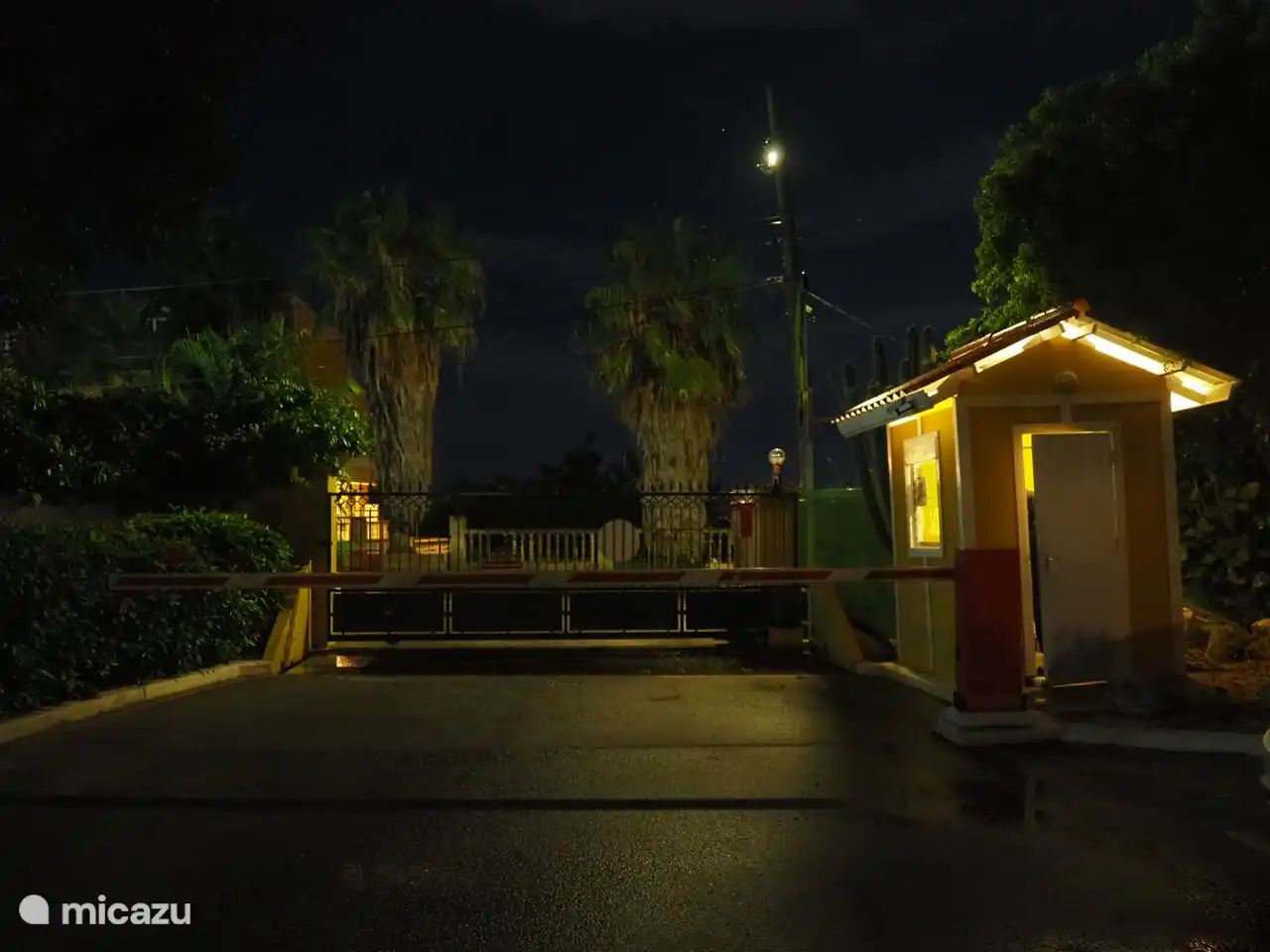 Portón de entrada y seguridad por la noche.