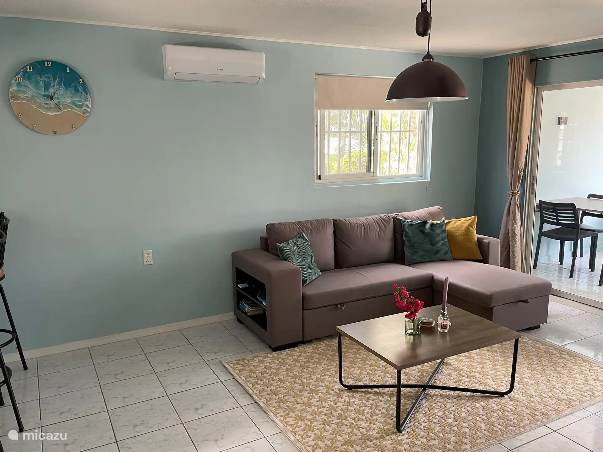 Bonito sofá esquinero en sala de estar con aire acondicionado