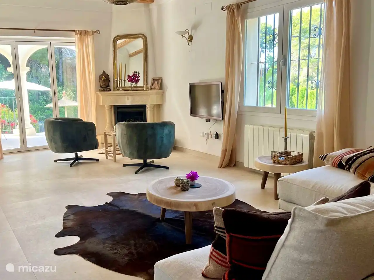 Wohnzimmer mit Blick auf die überdachte Terrasse