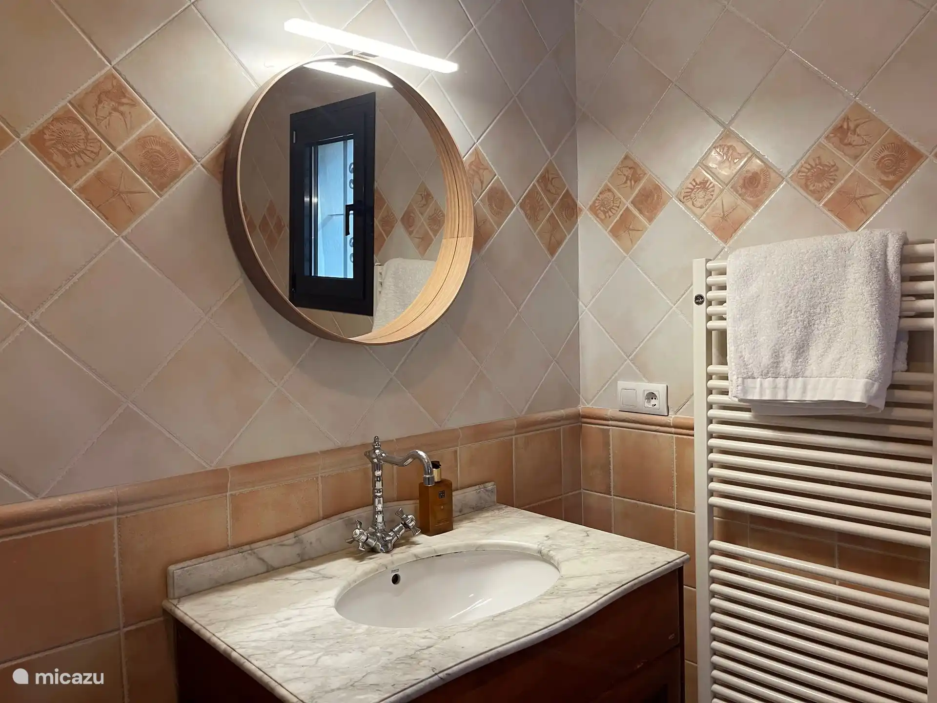 Badezimmer im Hauptschlafzimmer