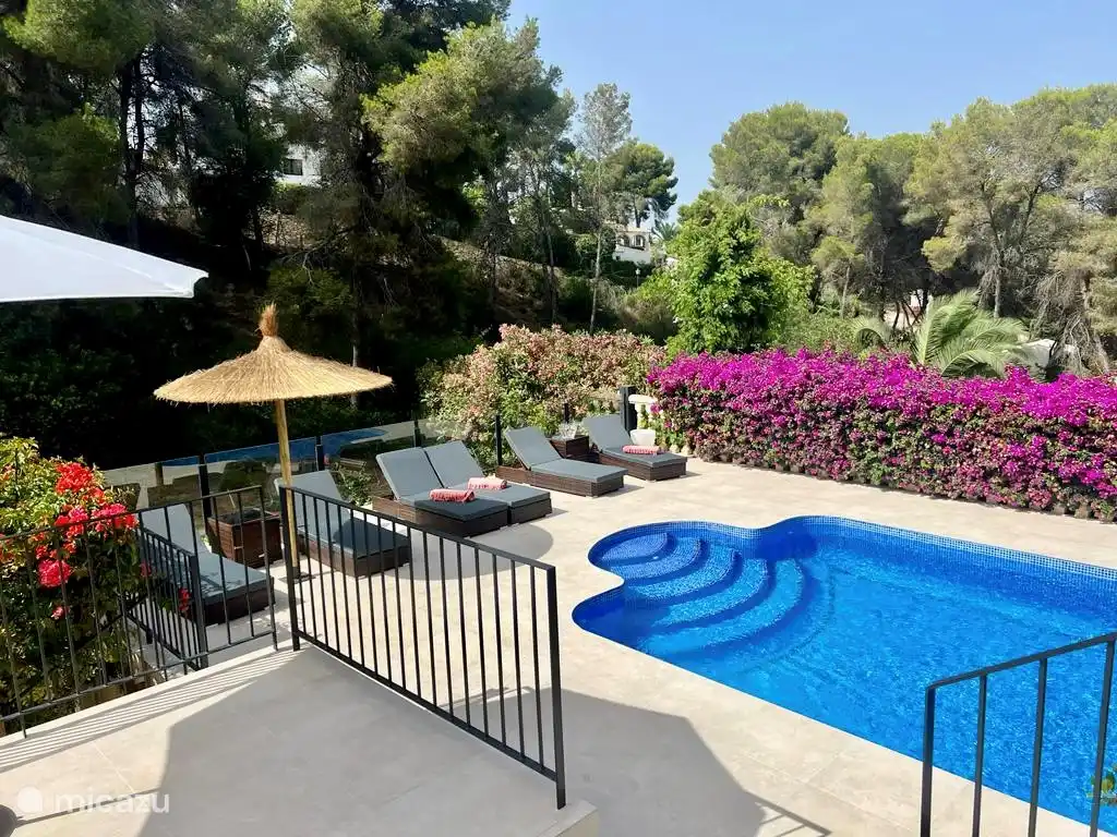 Schwimmbad von der überdachten Terrasse