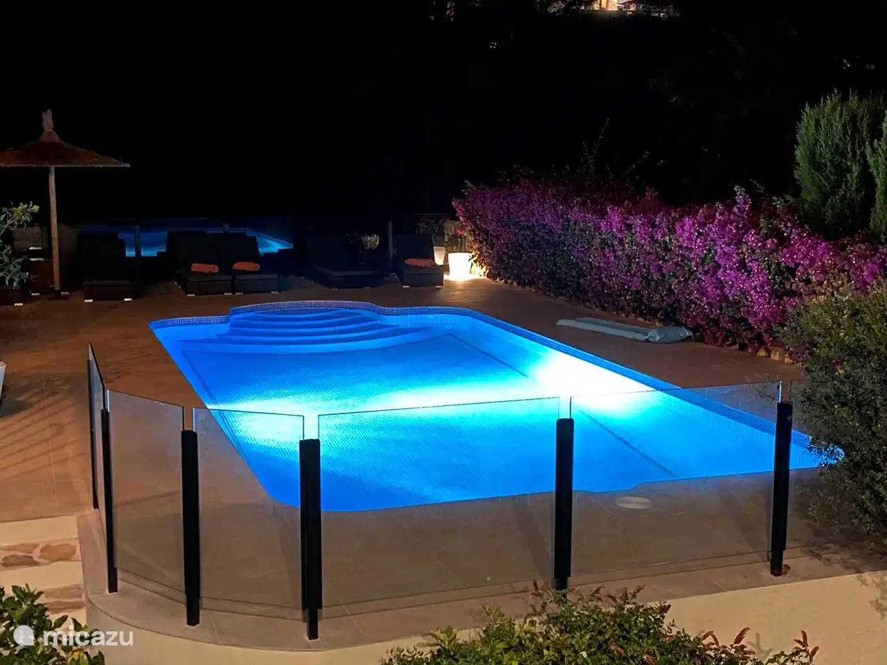 Schwimmbad am Abend vorne