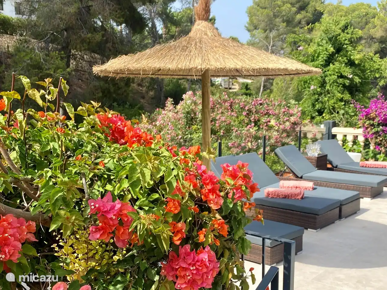 Sonnenschirm auf der Poolterrasse