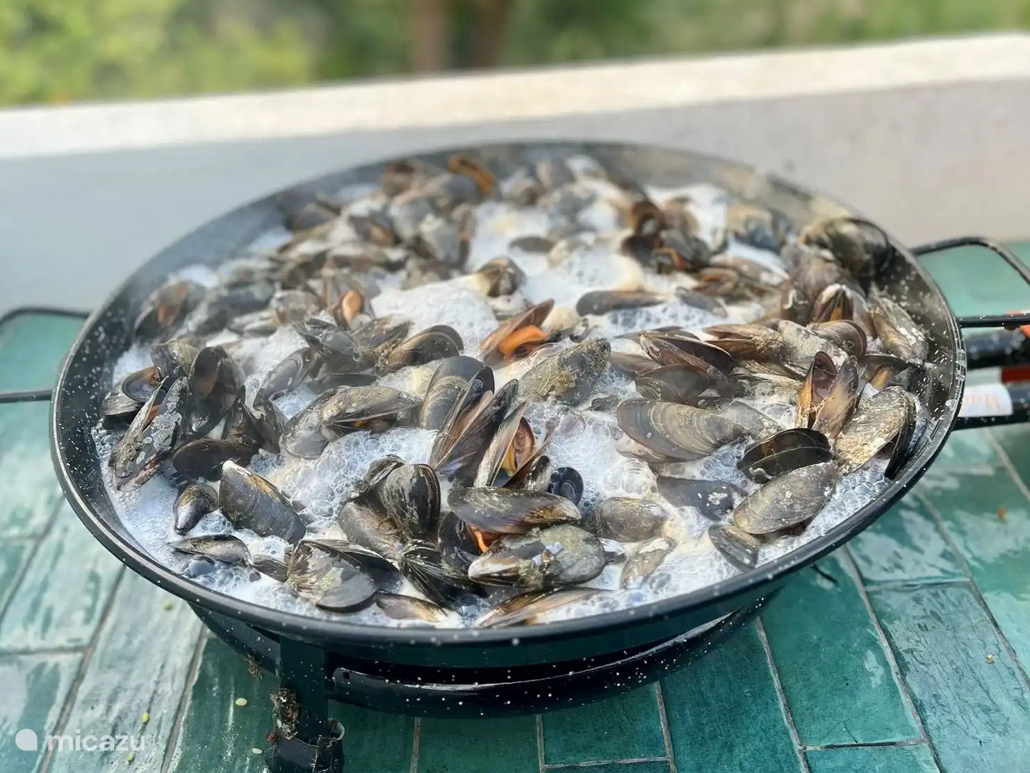 Zubereitung köstlicher Muscheln in der Außenküche