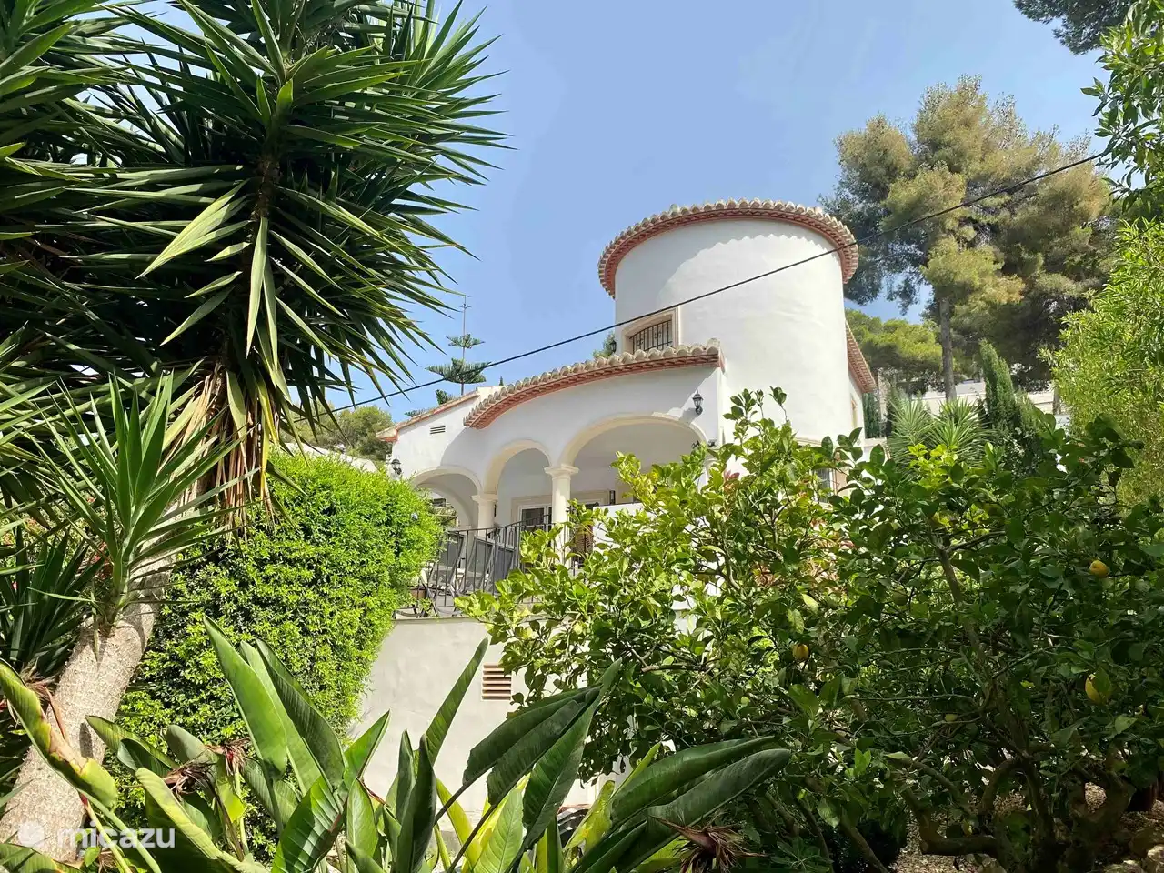 Blick auf das Haus vom Garten aus mit typisch spanischem Turmzimmer