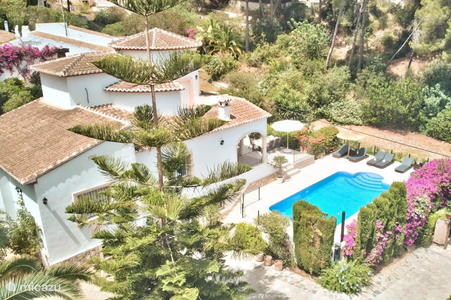 Drohnenfoto der Vorderseite des Hauses