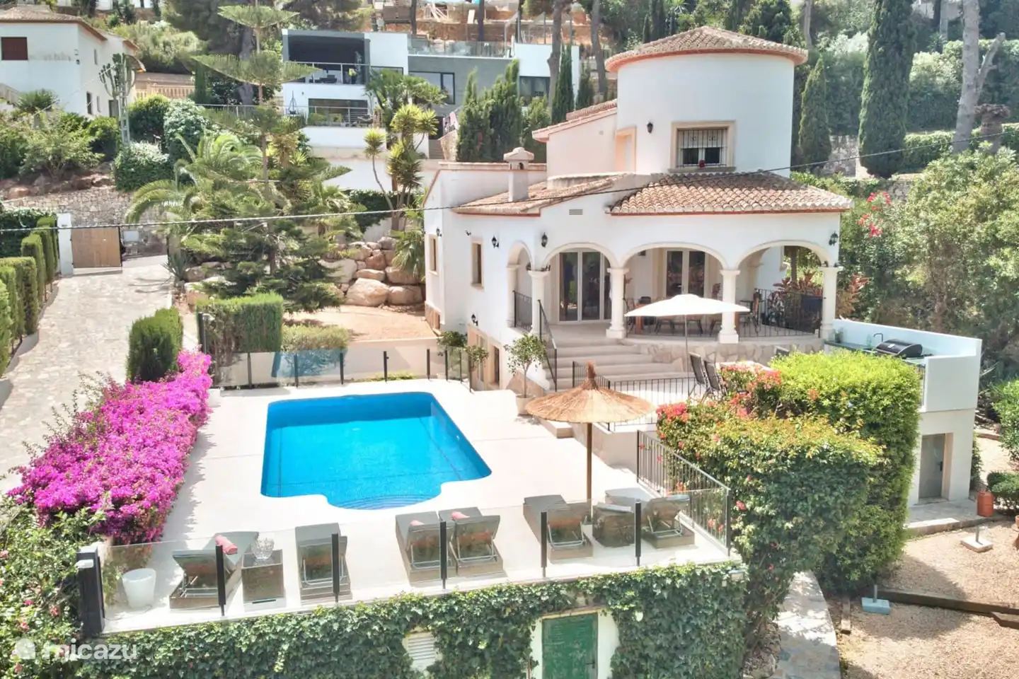 Drohnenfoto der Rückseite des Hauses