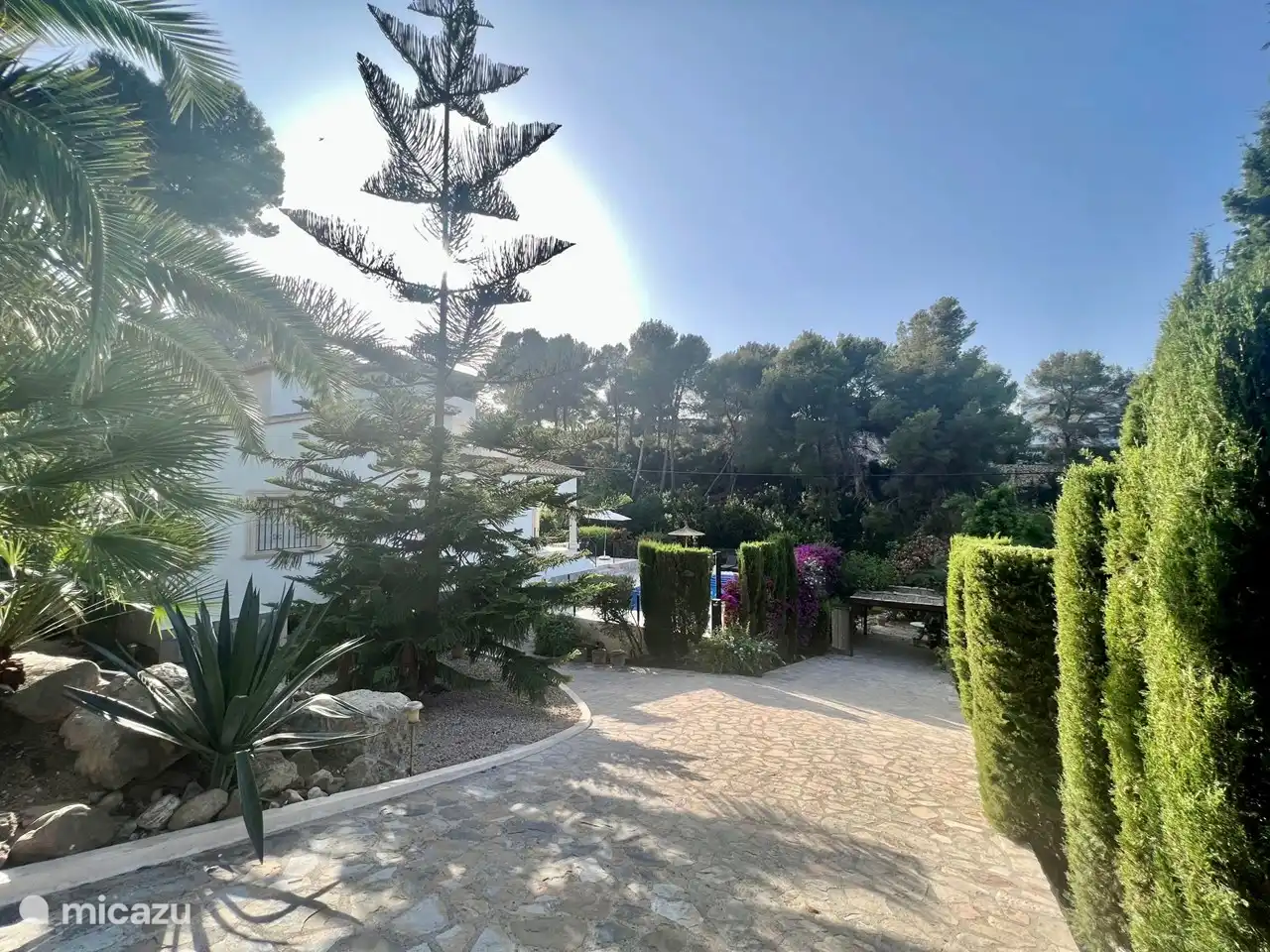 Blick auf die Auffahrt am Eingang