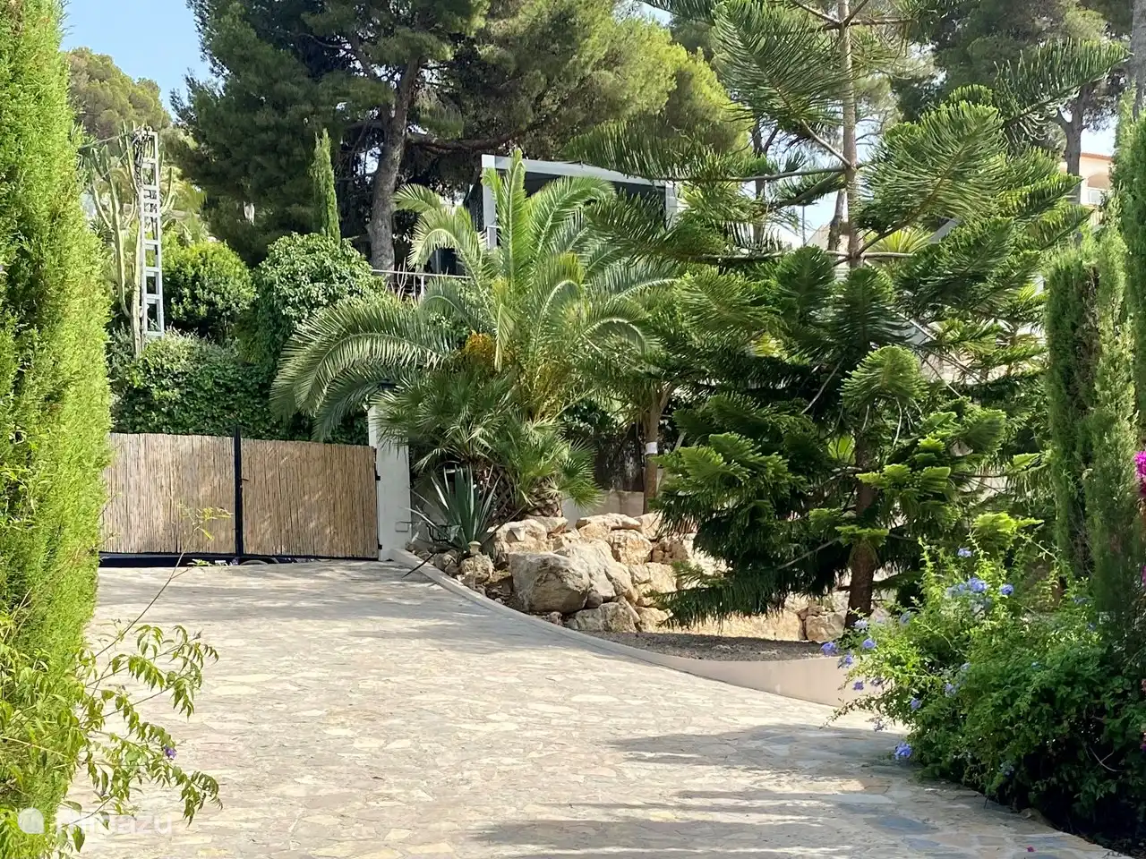 Einfahrtsansicht mit Blick auf das Tor