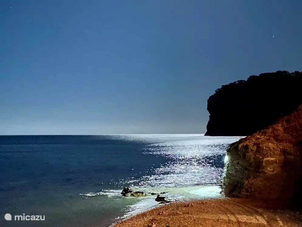 Abendliches stimmungsvolles Foto der Baracca-Bucht in der Nähe von zu Hause