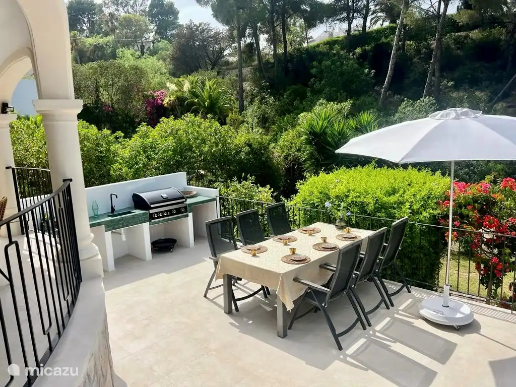 abgesenkte 2. Terrasse mit Außenküche und Esstisch