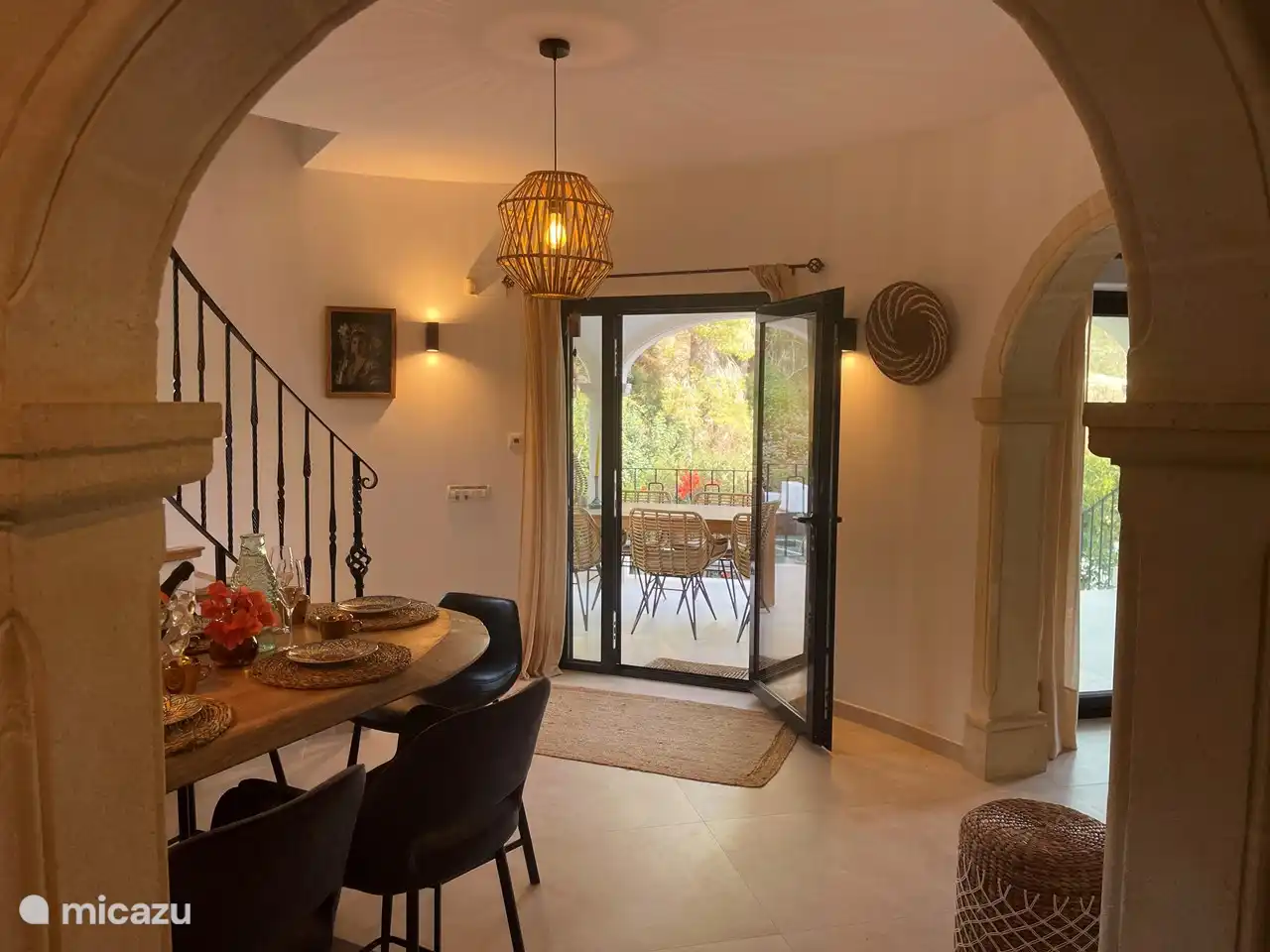 Blick auf das Esszimmer mit Treppe zum Hauptschlafzimmer im Turmzimmer und Blick auf die überdachte Terrasse