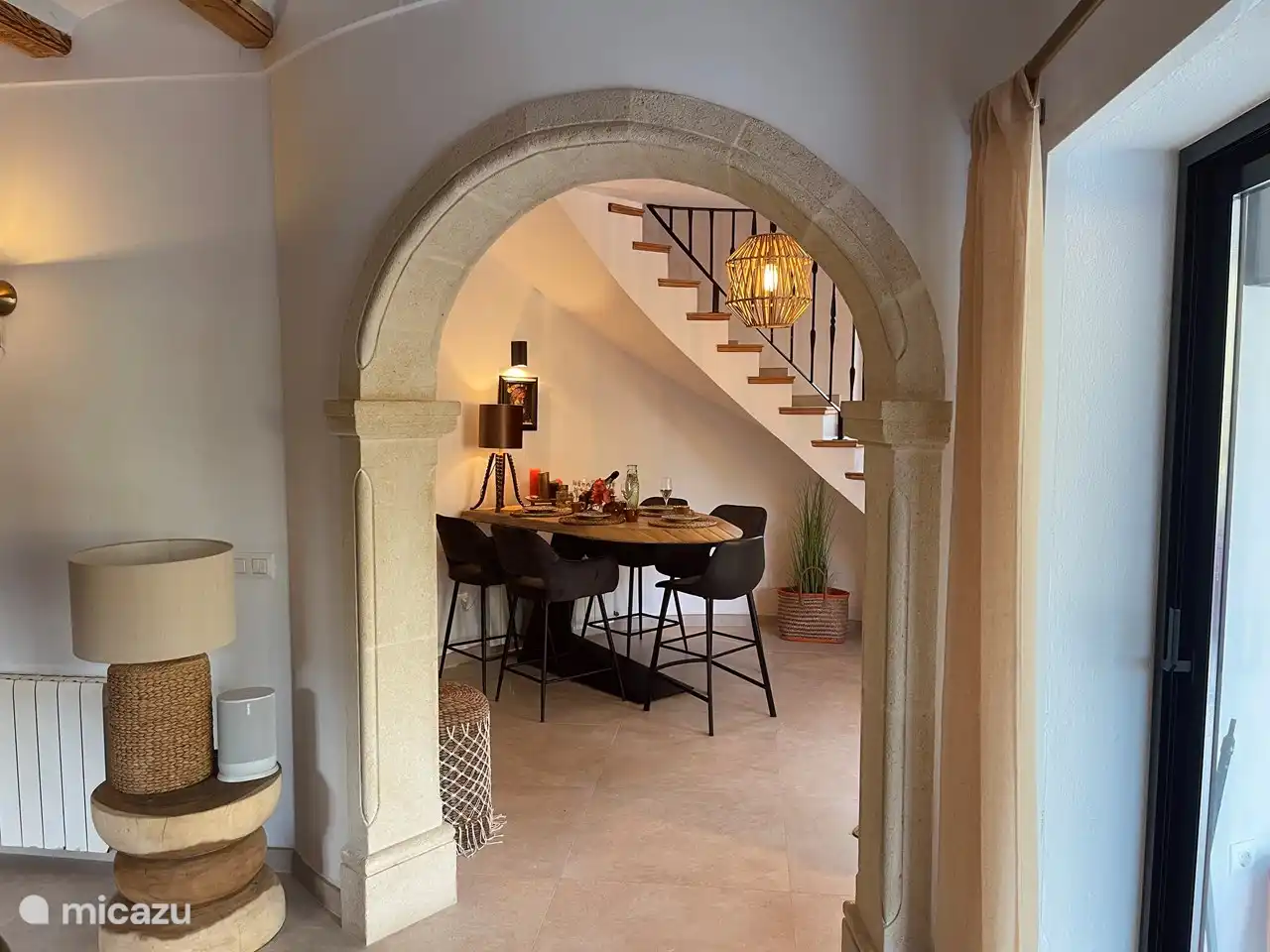 Blick vom Wohnzimmer auf das Esszimmer mit Treppe zum Hauptschlafzimmer