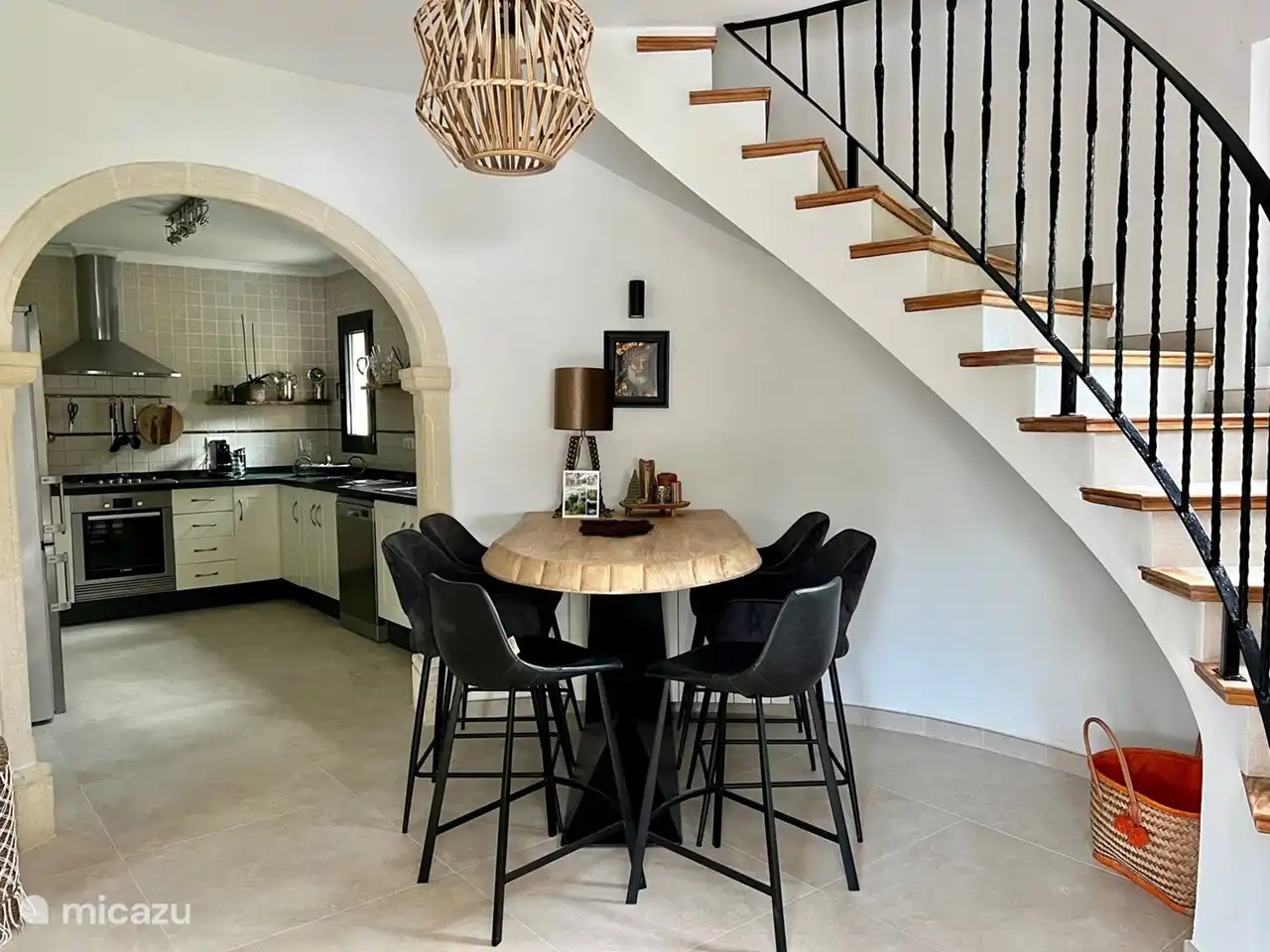 Esszimmer mit Bartisch für Frühstück/Mittag-/Abendessen und Blick auf die Küche. Ideal auch als Online-Arbeitsbereich