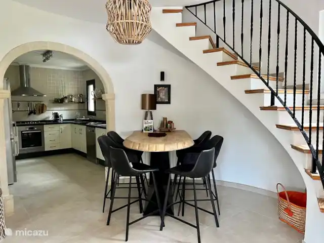 Casa Palmares | Espagne, Costa Blanca, Jávea - villa salle à manger avec table bar pour petit déjeuner/déjeuner/dîner et vue sur cuisine. Idéal également comme espace de travail en ligne