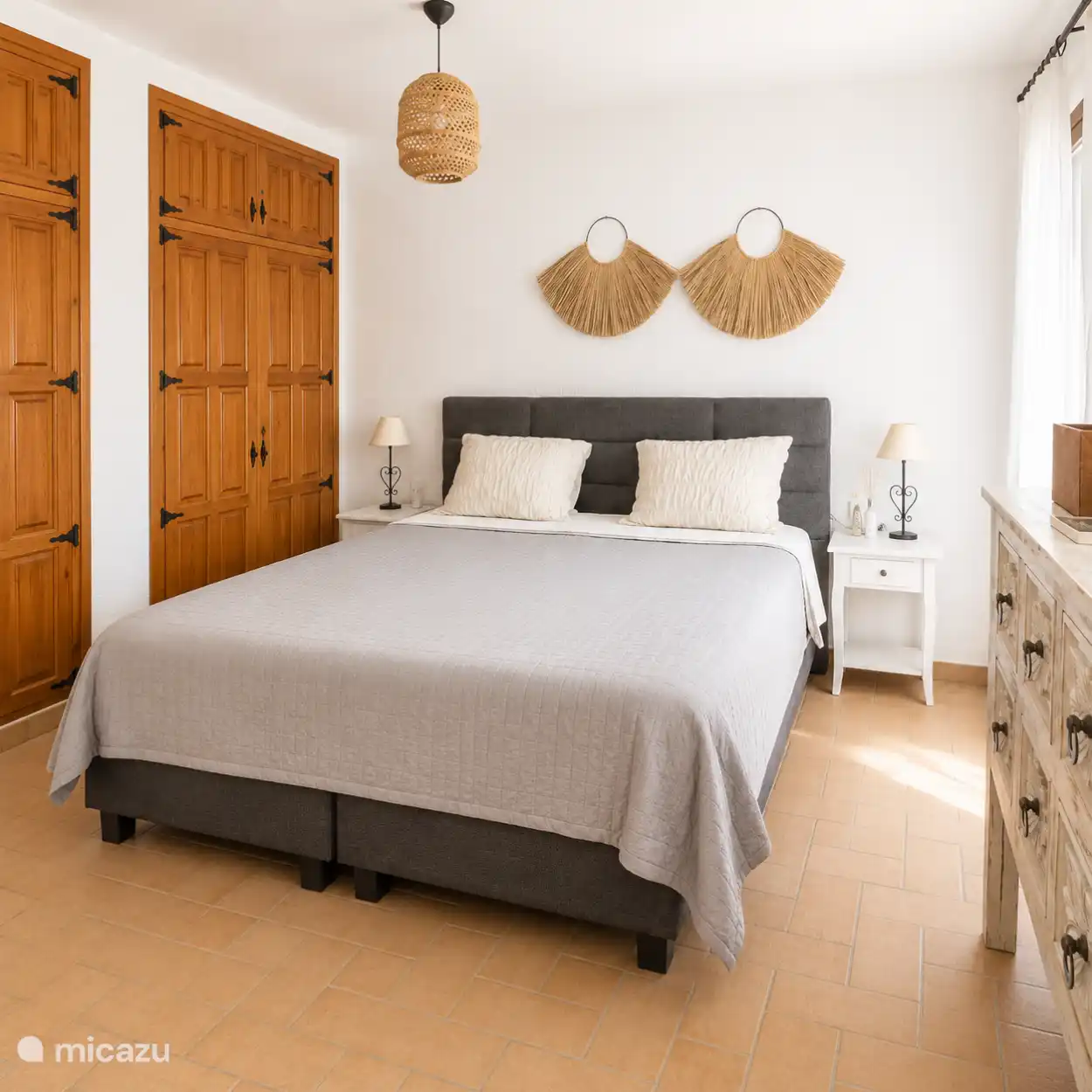 Dormitorio 3 con armarios empotrados y acceso privado al baño.