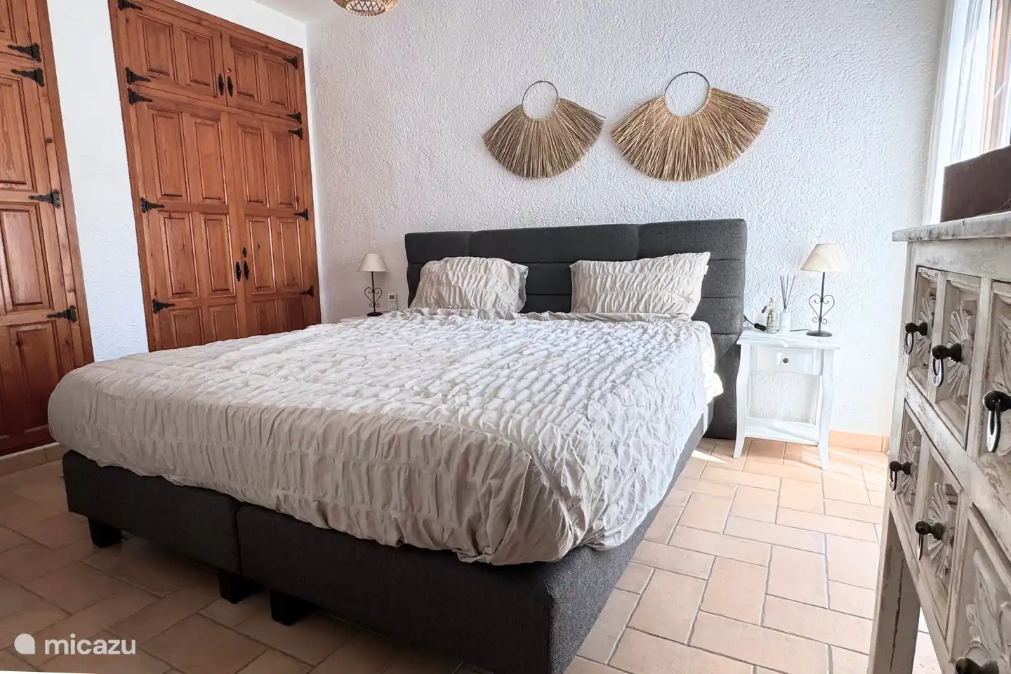 Schlafzimmer mit eigenem Bad, Einbauschrank und Klimaanlage.