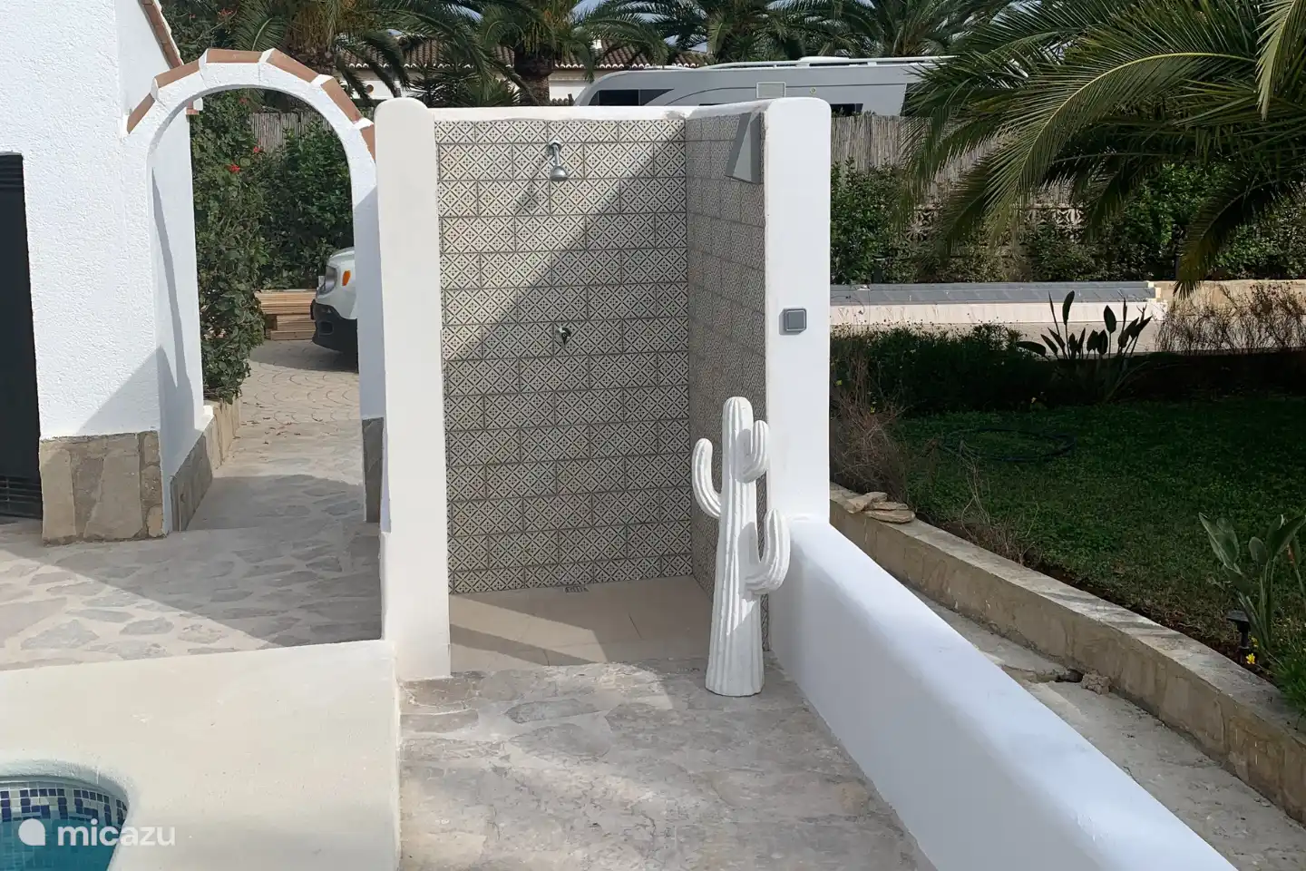 Außendusche am Pool