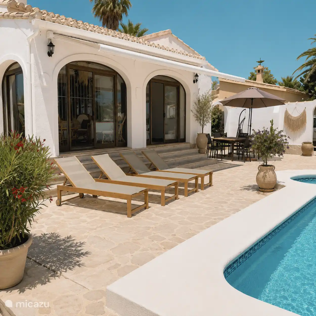 Terraza con tumbonas.