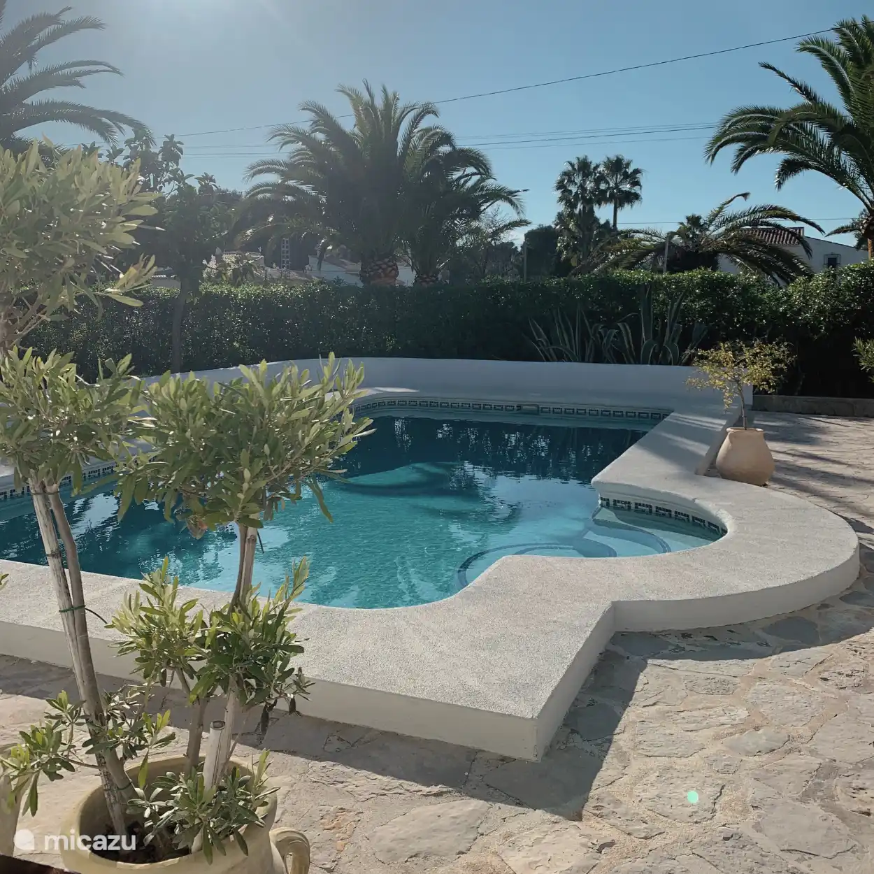 Piscina privada, situada al sur.