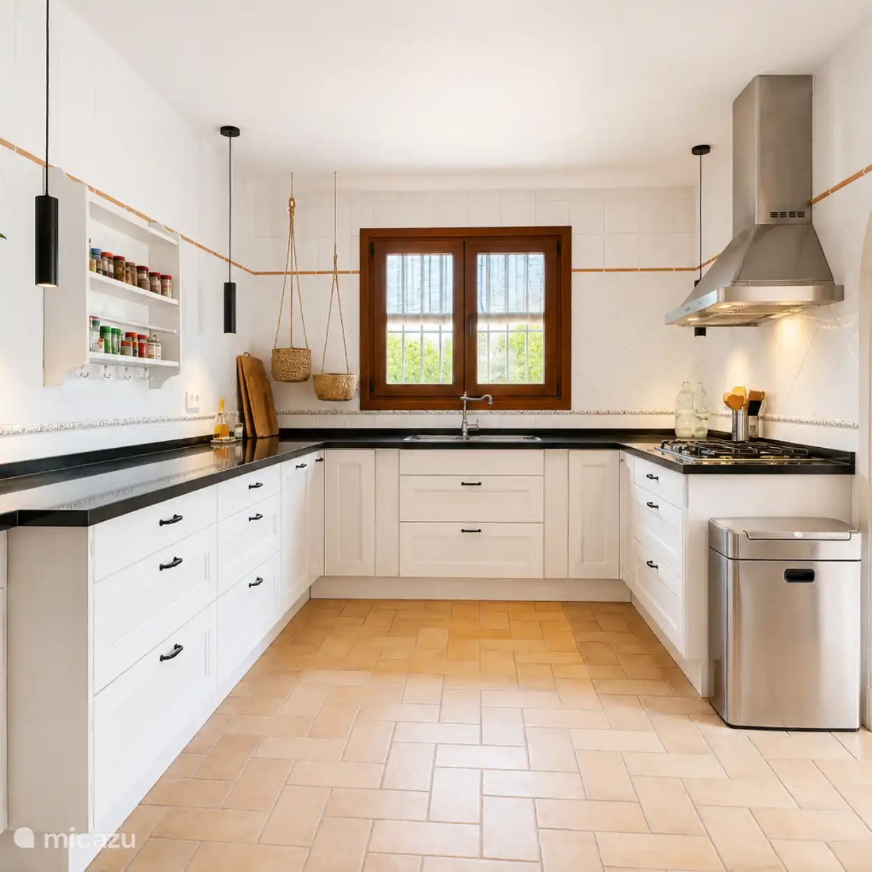 Cocina completa espaciosa.