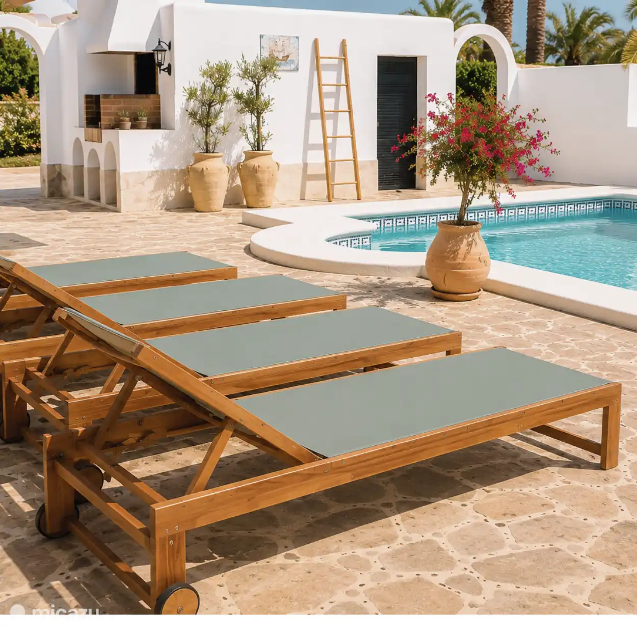 Terraza con tumbonas, situada al sur.