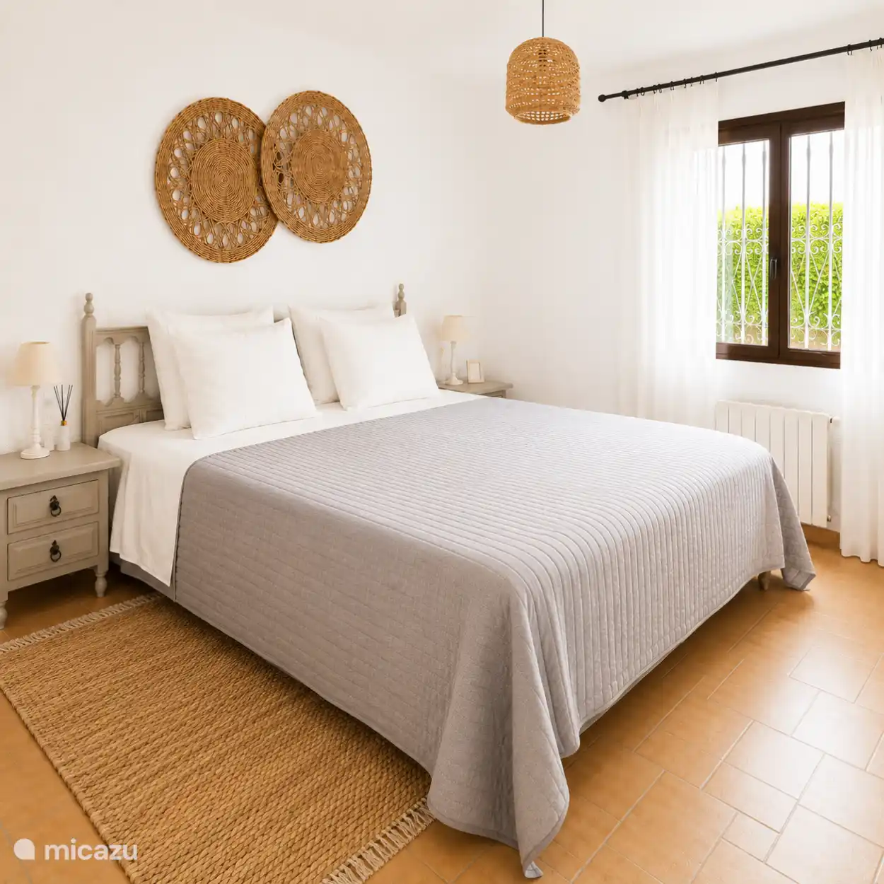 Dormitorio 2 con armarios empotrados.