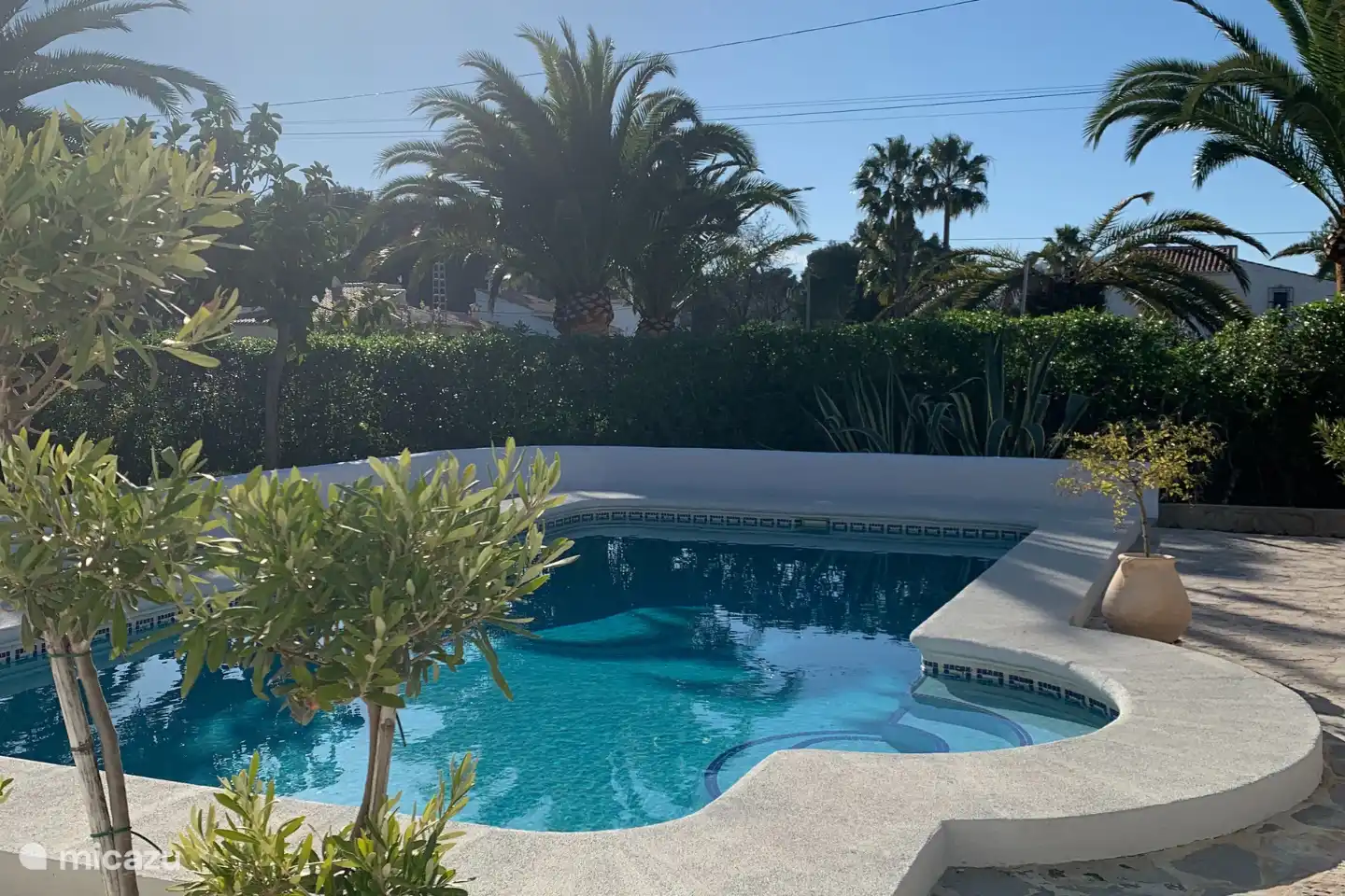 Privater Pool 4x8 in Südlage.