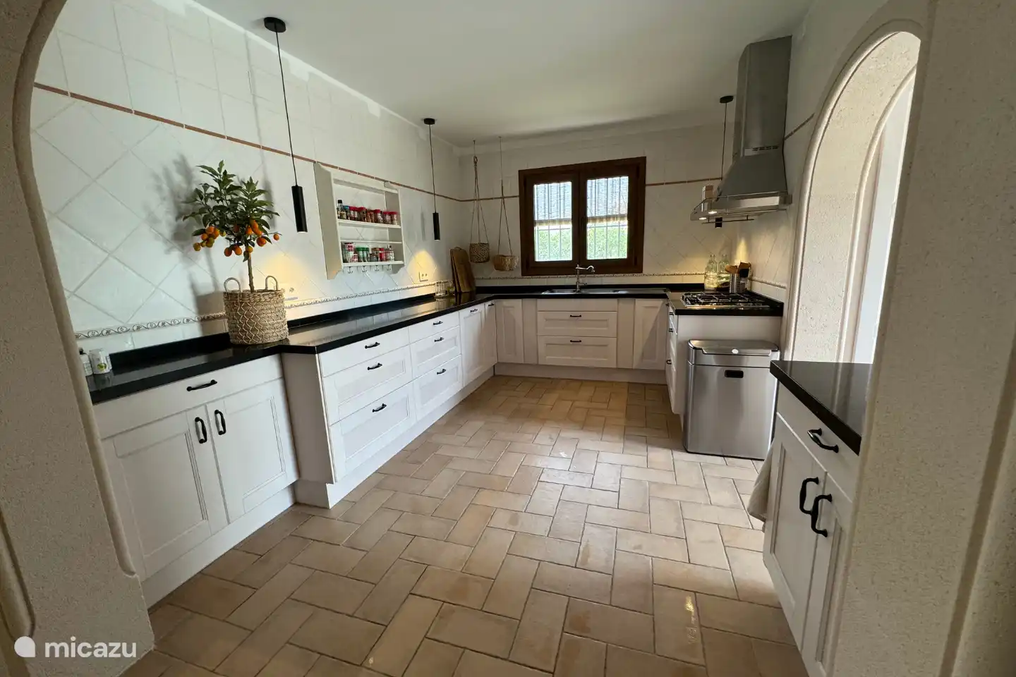 Modern ausgestattete geräumige Küche