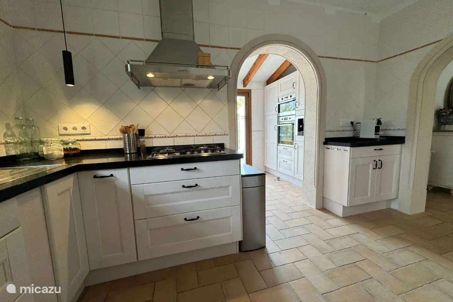 Modern ausgestattete, geräumige Küche mit Hauswirtschaftsraum mit Mikrowelle, Heißluftofen, Waschmaschine, Trockner und Kühl-/Gefrierkombination