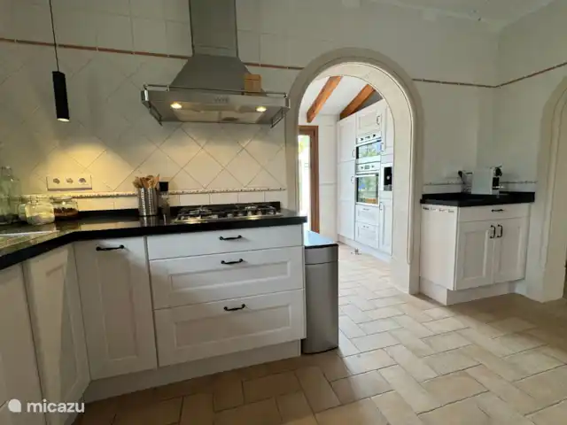 Villa Solymar huren in Spanje, Costa Blanca, Jávea - villa Modern ingerichte ruime keuken met bijkeuken voorzien van magnetron, heteluchtoven, wasmachine, droger en koel-/vriescombinatie