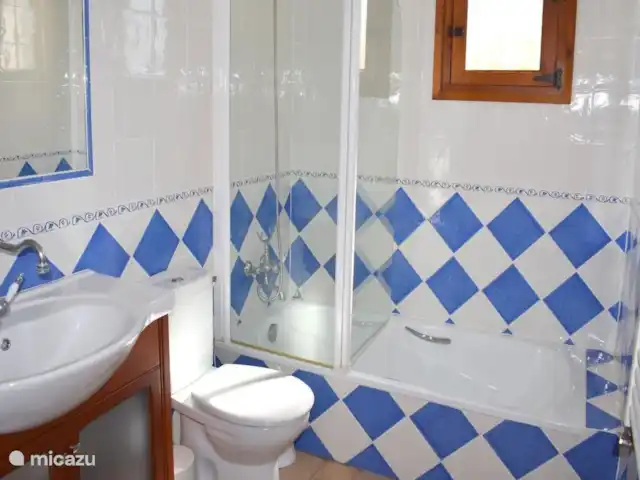 Villa Solymar huren in Spanje, Costa Blanca, Jávea - villa Badkamer met ligbad, toilet en wastafel.