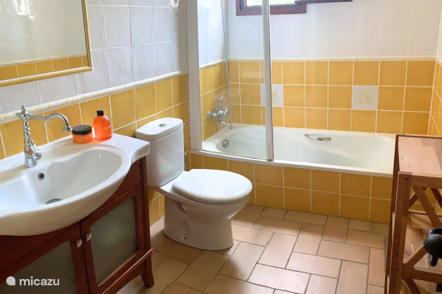 Badezimmer mit Badewanne, Toilette und Waschbecken.