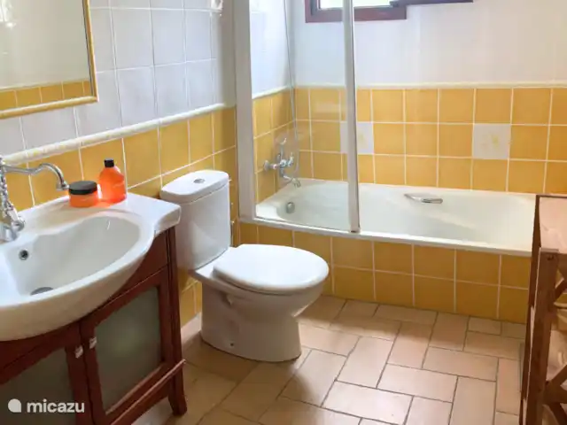 Villa Solymar huren in Spanje, Costa Blanca, Jávea - villa Badkamer met ligbad, toilet en wastafel.