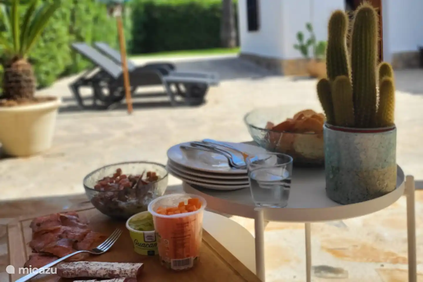 Überdachte Rückseite, beschattet.