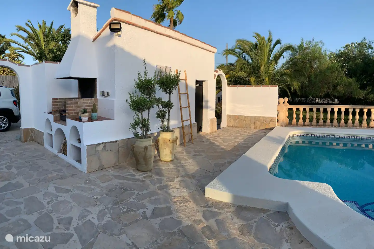 Poolhaus und Außenküche mit Grill