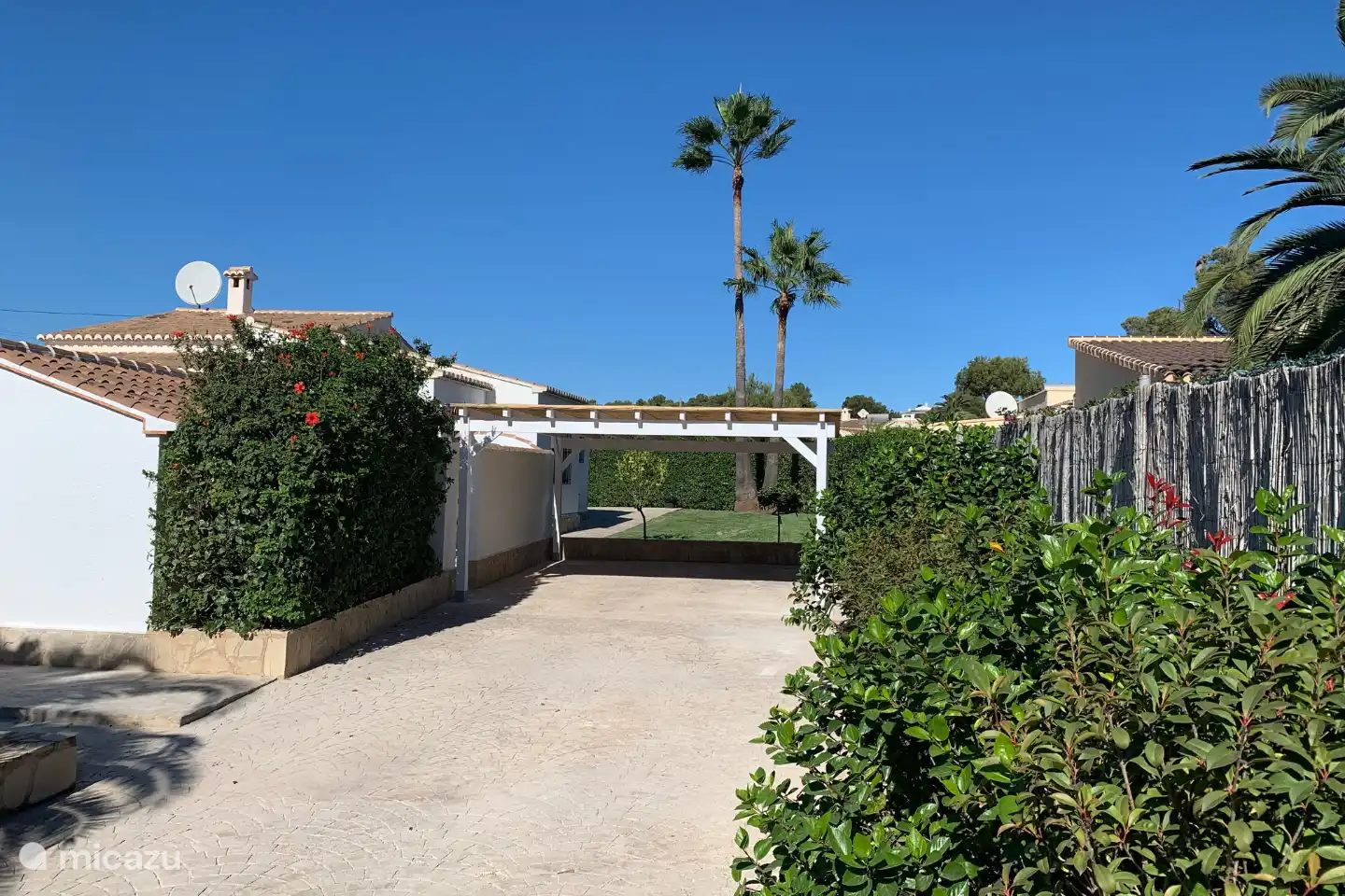 Auffahrt mit Carport.