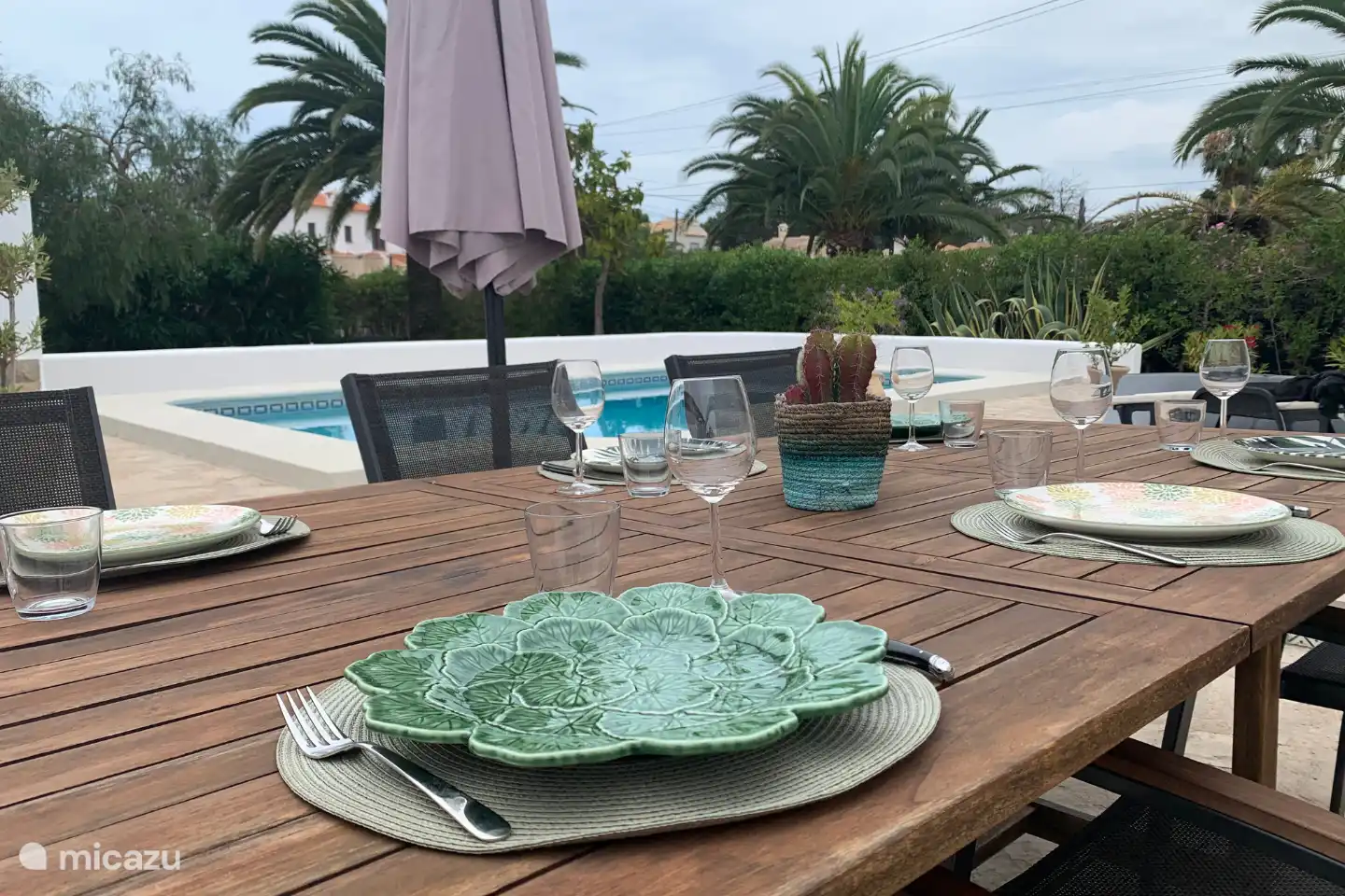 Genießen Sie Ihr Essen am Pool und in der Außenküche.