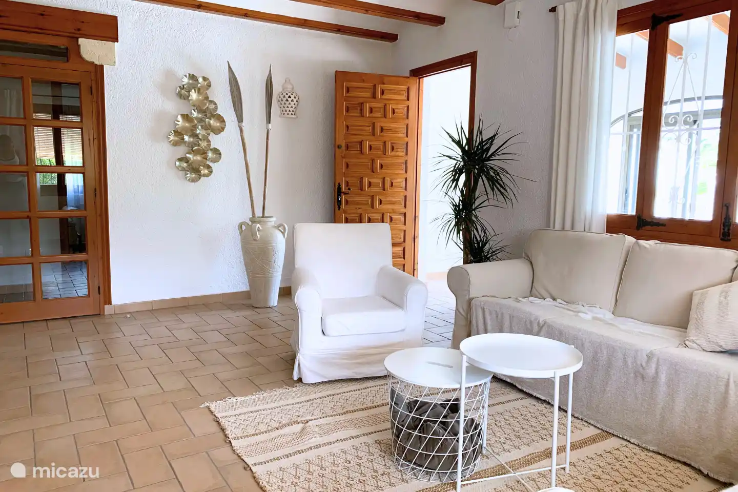 Wohnzimmer mit Klimaanlage.