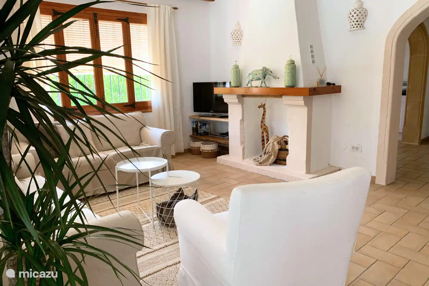 Wohnzimmer mit Klimaanlage.